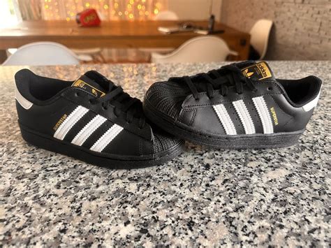 schwarze adidas superstar mit weißen streifen|Adidas Superstar schuhe.